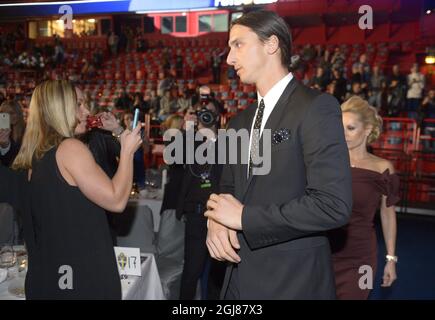 STOCCOLMA 2013-11-11 il calciatore svedese Zlatan Ibrahimovic e sua moglie Helena arrivano per il Gala di calcio svedese 2013 alla Globe Arena di Stoccolma, Svezia, il 11 novembre 2013. Foto: Bertil Enevag Ericson / TT / code 10000 Foto Stock