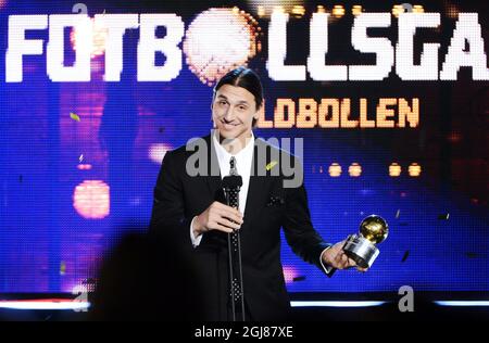 STOCCOLMA 2013-11-11 il calciatore svedese Zlatan Ibrahimovic ha vinto il premio Golden Ball, dopo aver ricevuto il premio per l'ottava volta, durante il Gala di calcio svedese 2013 alla Globe Arena di Stoccolma, Svezia, il 11 novembre 2013. Foto: Bertil Enevag Ericson / TT / code 10000 Foto Stock