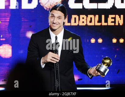 STOCCOLMA 2013-11-11 il calciatore svedese Zlatan Ibrahimovic ha vinto il premio Golden Ball, dopo aver ricevuto il premio per l'ottava volta, durante il Gala di calcio svedese 2013 alla Globe Arena di Stoccolma, Svezia, il 11 novembre 2013. Foto: Bertil Enevag Ericson / TT / code 10000 Foto Stock