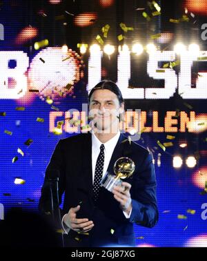 STOCCOLMA 2013-11-11 il calciatore svedese Zlatan Ibrahimovic ha vinto il premio Golden Ball, dopo aver ricevuto il premio per l'ottava volta, durante il Gala di calcio svedese 2013 alla Globe Arena di Stoccolma, Svezia, il 11 novembre 2013. Foto: Bertil Enevag Ericson / TT / code 10000 Foto Stock