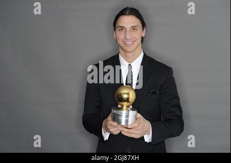 STOCCOLMA 2013-11-11 il calciatore svedese Zlatan Ibrahimovic ha vinto il premio Golden Ball, dopo aver ricevuto il premio per l'ottava volta, durante il Gala di calcio svedese 2013 alla Globe Arena di Stoccolma, Svezia, il 11 novembre 2013. Foto: Erik Martensson / TT / Kod 10400 Foto Stock