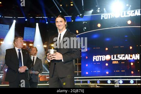 STOCCOLMA 2013-11-11 il calciatore svedese Zlatan Ibrahimovic ha vinto il premio Golden Ball, dopo aver ricevuto il premio per l'ottava volta, durante il Gala di calcio svedese 2013 alla Globe Arena di Stoccolma, Svezia, il 11 novembre 2013. Foto: Bertil Enevag Ericson / TT / code 10000 Foto Stock