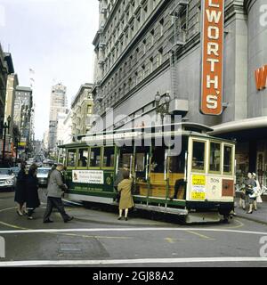 USA PhotoDate:196?-?-??? Tram a San Francisco, una scena di strada dai primi anni '60. USA san francisco med sparvagn och ovrig trafik 1960-tal gatumiljo Fotograf: CA Peterson sites: SAN FRANCISCO;USA Photo Date:196?-?-??? Foto CA Peterson / SVT Bild / TT Foto Stock