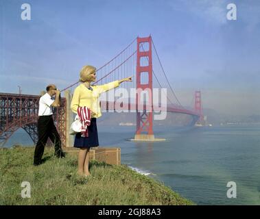 SAN FRANCISCO, USA PHOTODATE:196?-?-??? FILE turisti in un punto di vista del ponte Golden Gate 1960. **** Turism i usa san francisco Turister vid utsikt mot Golden gate bron Peka Photo CA Peterson / SVT Bild / TT Foto Stock