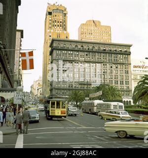 USA PhotoDate:196?-?-??? San Francisco, tram e altro traffico 1960 ambiente stradale stati uniti san francisco med sparvagn och ovrig trafik 1960-tal gatumiljo Fotograf: CA Peterson luoghi: SAN FRANCISCO;Stati Uniti Foto Data:196?-?-???? Foto CA Peterson / SVT Bild / TT Foto Stock