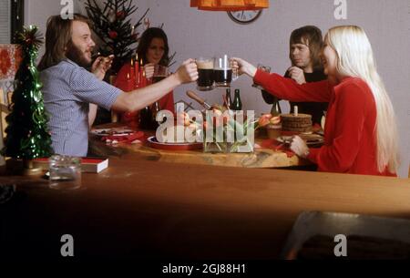 ARKIV Dicembre 1972 - ABBA festeggia il Natale. Benny Andersson, Anni-frid Lyngstad, Bjorn Ulvaeus e Agnetha Faltskog mangiano cibo di Natale. Foto: Michael Brannas / SCANPIX codice 3017 Foto Stock