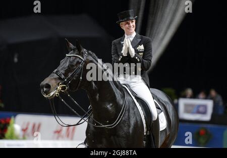 STOCCOLMA 2013-11-30 la tedesca Jessica von Bredow-Werndl cavalca il cavallo Unee BB durante l'evento di dressage del FEI Grand Prix al Salone Internazionale del Cavallo di Stoccolma nella Globe Arena di Stoccolma, Svezia, il 30 novembre 2013. Von Bredow-Werndl ha finito quinto. Foto: Bertil Enevag Ericson / TT / code 10000 Foto Stock