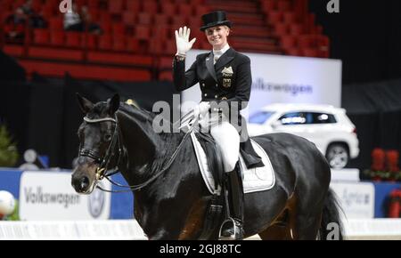 STOCCOLMA 2013-11-30 la tedesca Jessica von Bredow-Werndl cavalca il cavallo Unee BB durante l'evento di dressage del FEI Grand Prix al Salone Internazionale del Cavallo di Stoccolma nella Globe Arena di Stoccolma, Svezia, il 30 novembre 2013. Von Bredow-Werndl ha finito quinto. Foto: Bertil Enevag Ericson / TT / code 10000 Foto Stock