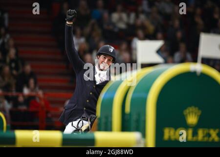 STOCCOLMA 2013-11-30 il tedesco Daniel Deusser sul cavallo evita van De Veldbalie festeggia dopo aver vinto l'evento internazionale di salto al Salone internazionale del cavallo di Stoccolma alla Globe Arena di Stoccolma, Svezia, il 30 novembre 2013. Foto: Henrik Montgomery / TT / code 10060 Foto Stock