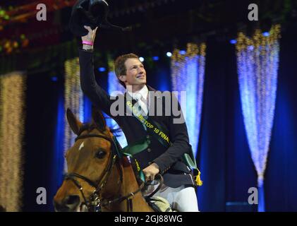 STOCCOLMA 2013-11-30 il tedesco Daniel Deusser sul cavallo evita van De Veldbalie festeggia dopo aver vinto l'evento internazionale di salto al Salone internazionale del cavallo di Stoccolma alla Globe Arena di Stoccolma, Svezia, il 30 novembre 2013. Foto: Henrik Montgomery / TT / code 10060 Foto Stock