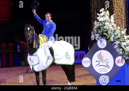 STOCCOLMA 2013-12-01 Gerco Schroeder sul cavallo in Olanda Callahan ha vinto l'evento di salto internazionale del Gran Premio di Stoccolma al Salone Internazionale del Cavallo di Stoccolma alla Globe Arena di Stoccolma, Svezia, il 30 novembre 2013. Foto Bertil Enevag Ericson / TT / kod 10000 Foto Stock