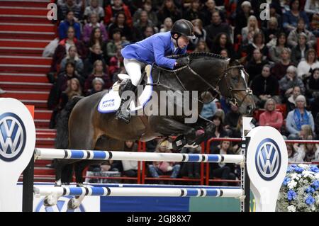 STOCCOLMA 2013-12-01 Gerco Schroeder, in Olanda, guida il cavallo Callahan per vincere l'evento di salto internazionale del Gran Premio di Stoccolma al Salone Internazionale del Cavallo di Stoccolma alla Globe Arena di Stoccolma, Svezia, il 30 novembre 2013. Foto Bertil Enevag Ericson / TT / kod 10000 Foto Stock