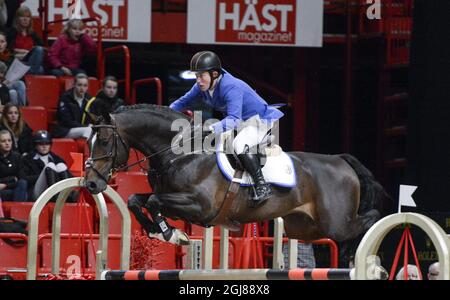 STOCCOLMA 2013-12-01 Gerco Schroeder, in Olanda, guida il cavallo Callahan per vincere l'evento di salto internazionale del Gran Premio di Stoccolma al Salone Internazionale del Cavallo di Stoccolma alla Globe Arena di Stoccolma, Svezia, il 30 novembre 2013. Foto Bertil Enevag Ericson / TT / kod 10000 Foto Stock