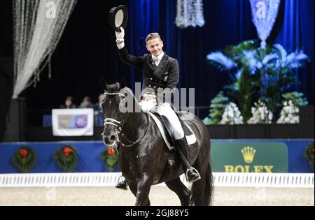 STOCCOLMA 2013-12-01 Edward Gal di Olanda guida la voce del cavallo Glock durante l'evento di dressage internazionale FEI Grand Prix Freestyle al Salone Internazionale del Cavallo di Stoccolma alla Globe Arena di Stoccolma, Svezia, il 01 dicembre 2013. Gal posto secondo. Foto: Bertil Enevag Ericson / TT / kod 10000 Foto Stock