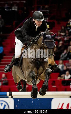 STOCCOLMA 2013-12-01 la svedese Jens Fredricson guida il cavallo hÃƒÂ¤sten Lunatic durante l'evento di salto internazionale Nordic Challenge durante il Salone Internazionale del Cavallo di Stoccolma alla Globe Arena di Stoccolma, Svezia, il 01 dicembre 2013. Fredricson ha finito secondo. Foto: Erik Martensson / TT / Kod 10400 Foto Stock