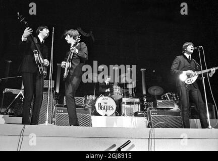 STOCCOLMA 1964-07-28 *PER I TUOI FILE* Paul McCartney, George Harrison Ringo Starr e John Lennon dei Beatles sono visti durante un concerto al Johanneshov Ice Stadium di Stoccolma, Svezia, 28 luglio 1964 Foto: Folke Hellberg / DN / TT / Kod: 23 **OUT SWEDEN OUT** Foto Stock