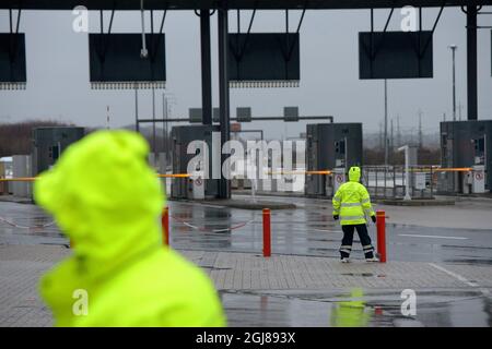 MALMO 2013-12-05 i funzionari in giacimenti di pioggia gialli sono visti chiudere il Ponte del OresundÂ tra Danimarca e Svezia in un check point a Malmo, Svezia, 5 dicembre 2013. La tempesta 'venÂ' dovrebbe colpire la Svezia meridionale nel corso di giovedì. Foto: Johan Nilsson / TT / Kod 50090 Foto Stock