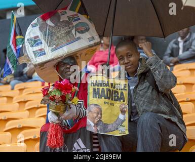 JOHANNESBURG 2013-12-10 i sudafricani al pubblico durante il memoriale per l'ex presidente Nelson Mandela allo stadio FNB di Johannesburg, Sudafrica, 10 dicembre 2013. Foto Jonas Ekstromer / TT / kod 10030 Foto Stock