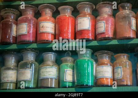 Europa, Paesi Bassi, Zaanse Schans. Giare di pigmenti di vernice macinati. Foto Stock