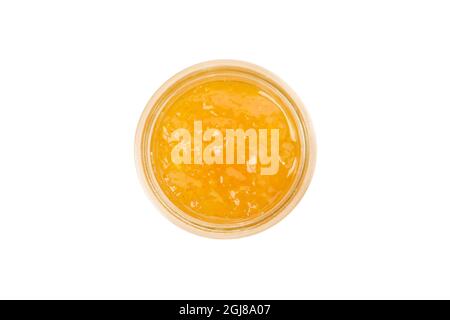 Ciotola di vetro di marmellata di mandarino isolato su sfondo bianco Foto Stock