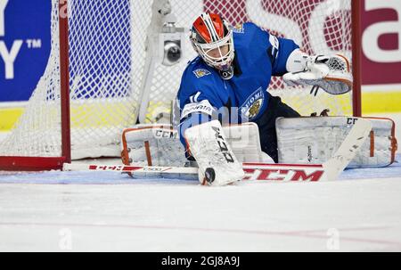 MALMO 2013-12-27 portiere finlandese Juuse Saros durante la partita preliminare di hockey su ghiaccio del World Junior Championship tra Finlandia e Norvegia alla Malmo Arena di Malmo, Svezia, il 27 dicembre 2013. Foto: Andreas Hillergren / TT / code10600 Foto Stock