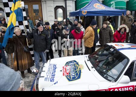 STOCCOLMA 20140123 Rallye Monte Carlo Historique 2014. I leggendari piloti di rally Bjorn Walder Farm e Ewy Roskvist von Korff hanno contrassegnato una delle partenze nel Rally Monte-Carlo per le auto storiche che si sono verificate di fronte al Grand Hotel di Stoccolma giovedì 23 gennaio 2014. Sulla strada che scende verso il continente, le auto si fermeranno al Castello di Vastana a Granna e al Museo Volvo a Goteborg. Foto Bertil Enevag Ericson / TT / kod 10000 Foto Stock