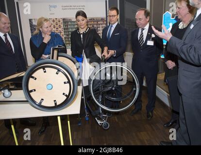 AMBURGO 20140128 la Principessa Vittoria della Corona e il Principe Daniele e il Ministro svedese del Commercio Ewa Bjorling guardano le sedie a rotelle progettate al museo Volkerkundemuseum di Amburgo il 28 2014 gennaio. Victoria ha aperto le mostre "Design S and Young Swedish Design". La coppia Crown Princess si trova in Germania in una visita di due giorni. Foto: Fredrik Sandberg / TT / Kod 10080 Foto Stock