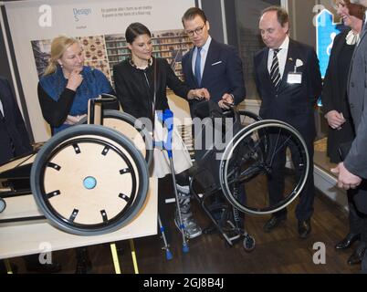 AMBURGO 20140128 la Principessa Vittoria della Corona e il Principe Daniele e il Ministro svedese del Commercio Ewa Bjorling guardano le sedie a rotelle progettate al museo Volkerkundemuseum di Amburgo il 28 2014 gennaio. Victoria ha aperto le mostre "Design S and Young Swedish Design". La coppia Crown Princess si trova in Germania in una visita di due giorni. Foto: Fredrik Sandberg / TT / Kod 10080 Foto Stock