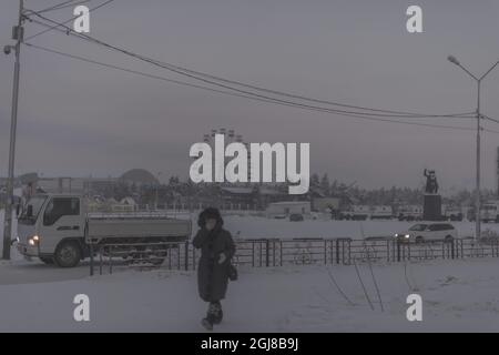 YAKUTSK /OYMYAKON 20140123 una vista sulla strada da Oymyakon, Russia. Il luogo più freddo della worldÂ è il piccolo villaggio di Oyyyakon, nella Russia nord-orientale. La temperatura ha una temperatura media invernale inferiore a -40C. La storia di OymyakonÂ iniziò come tappa per i pastori nomadi di renne. Oggi, il villaggio abita circa 500 persone e ospita una banca, ufficio postale, un piccolo aeroporto e una scuola. Foto Christoffer Hjalmarsson / TT Code 11355 *** OUT SWEDEN OUT *** Foto Stock