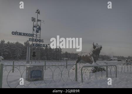 YAKUTSK /OYMYAKON 20140123 il Polo di Stella fredda a Oymykon, Yakutia, Siberia di RussiaÂ. Foto di Botot Bochkarev una vista sulla strada da Oyyakon, Russia. Il luogo più freddo della worldÂ è il piccolo villaggio di Oyyyakon, nella Russia nord-orientale. La temperatura ha una temperatura media invernale inferiore a -40C. La storia di OymyakonÂ iniziò come tappa per i pastori nomadi di renne. Oggi, il villaggio abita circa 500 persone e ospita una banca, ufficio postale, un piccolo aeroporto e una scuola. Foto Christoffer Hjalmarsson / TT Code 11355 *** OUT SWEDEN OUT *** Foto Stock