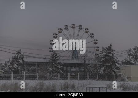 YAKUTSK /OYMYAKON 20140123 una vista sulla strada da Oymyakon, Russia. Il luogo più freddo della worldÂ è il piccolo villaggio di Oyyyakon, nella Russia nord-orientale. La temperatura ha una temperatura media invernale inferiore a -40C. La storia di OymyakonÂ iniziò come tappa per i pastori nomadi di renne. Oggi, il villaggio abita circa 500 persone e ospita una banca, ufficio postale, un piccolo aeroporto e una scuola. Foto Christoffer Hjalmarsson / TT Code 11355 *** OUT SWEDEN OUT *** Foto Stock