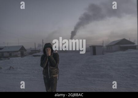 YAKUTSK /OYMYAKON 20140123 una vista sulla strada di Oymyakon, Russia. Il luogo più freddo della worldÂ è il piccolo villaggio di Oyyyakon, nella Russia nord-orientale. La temperatura ha una temperatura media invernale inferiore a -40C. La storia di OymyakonÂ iniziò come tappa per i pastori nomadi di renne. Oggi, il villaggio abita circa 500 persone e ospita una banca, ufficio postale, un piccolo aeroporto e una scuola. Foto Christoffer Hjalmarsson / TT Code 11355 *** OUT SWEDEN OUT *** Foto Stock