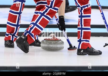 SOCHI 201402013 una pietra norvegese durante la partita di ricci rotondi maschile Svezia vs Norvegia alle Olimpiadi invernali Sochi 2014 al Ice Cube Curling Centre di Sochi, Russia, 13 febbraio 2014. Foto: Claudio Bresciani / TT / kod 10090 *** Bilden ingar i SPORTPAKET. Per ovriga BETALBILD *** Foto Stock