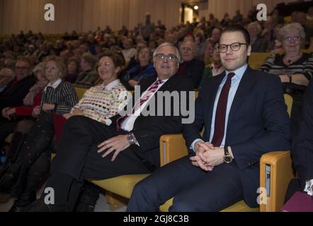 STOCCOLMA 20140214 il Principe Daniel partecipa al 110° anniversario della Fondazione Heart and Lung nell'auditorium Medica, aperto di recente, presso l'Istituto Karolinska, insieme a Staffan Josephson, segretario generale del cuore e della Fondazione Lung. Foto Bertil Enevag Ericson / TT / kod 10000 Foto Stock