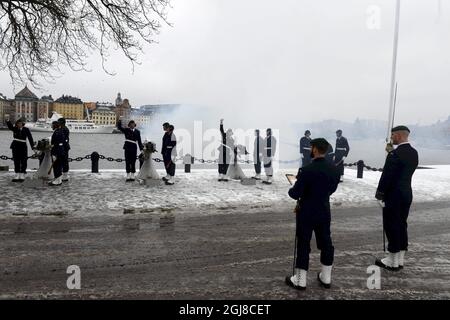 STOCCOLMA 20140221 l'Esercito saluta, 21 volte, la nascita di una figlia della principessa Madeleine a Stoccolma, Svezia, 21 febbraio 2014. Ad una nascita reale il saluto canonico è eseguito secondo le regole della cerimonia delle forze Armate. Foto: Bertil Enevag Ericsson / TT Kod 10000 Foto Stock