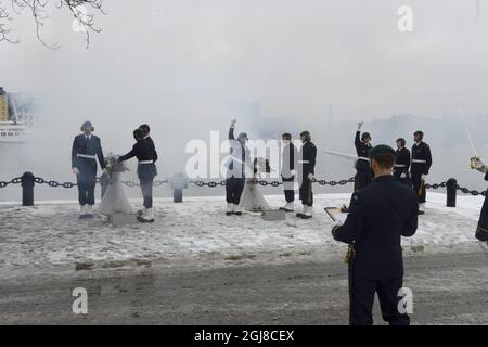 STOCCOLMA 20140221 l'Esercito saluta, 21 volte, la nascita di una figlia della principessa Madeleine a Stoccolma, Svezia, 21 febbraio 2014. Ad una nascita reale il saluto canonico è eseguito secondo le regole della cerimonia delle forze Armate. Foto: Bertil Enevag Ericsson / TT Kod 10000 Foto Stock