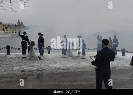 STOCCOLMA 20140221 l'Esercito saluta, 21 volte, la nascita di una figlia della principessa Madeleine a Stoccolma, Svezia, 21 febbraio 2014. Ad una nascita reale il saluto canonico è eseguito secondo le regole della cerimonia delle forze Armate. Foto: Bertil Enevag Ericsson / TT Kod 10000 Foto Stock