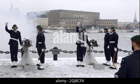 STOCCOLMA 20140221 l'Esercito saluta, 21 volte, la nascita di una figlia della principessa Madeleine a Stoccolma, Svezia, 21 febbraio 2014. Ad una nascita reale il saluto canonico è eseguito secondo le regole della cerimonia delle forze Armate. Foto: Bertil Enevag Ericsson / TT Kod 10000 Foto Stock