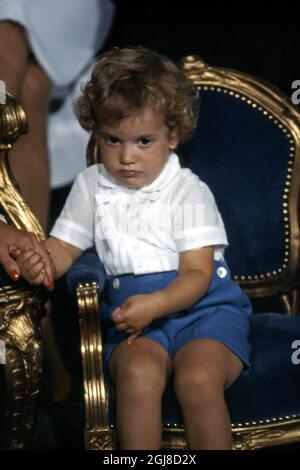 FILE 1982-08-31 Principe Carl Philip durante la cerimonia di battesimo della sua sorella minore Principessa Madeleine alla Chiesa del Palazzo a Stoccolma il 31 agosto 1982. Foto: SVT Bild / Kod: 5600 Foto Stock