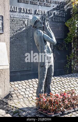 La statua fa parte del memoriale delle vittime cadute nello Sciopero operaio del 1970 nel cantiere navale di Danzica. Foto Stock