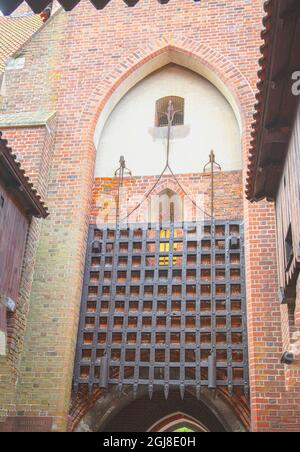 Porta di ferro che protegge l'ingresso principale al Malbork Middle Castle che conduce al grande cortile. Foto Stock