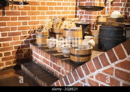 Rievocazione di ciò che si troverebbe nella cucina del Castello di Malbork nel 13 ° o 14 ° secolo. Foto Stock