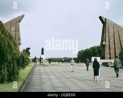 FILE BERLINO 1969 Soviet War Memorial, e il memoriale alle tombe di massa di 300,000 soldati sovietici caduti a Berlino Est nel 1969. Foto: Jan Bergman / SCANPIX Kod: 11112 Foto Stock