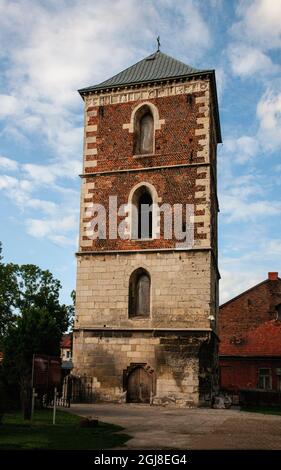 La torre di avvistamento si erge proprio accanto alla storica Collegiata della nascita della Beata Vergine Maria a Wislica, in Polonia. Foto Stock