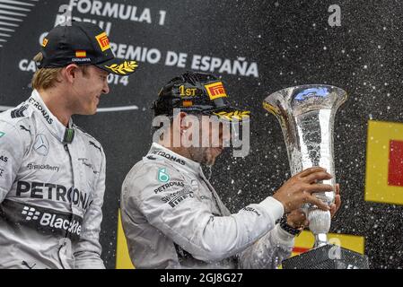 BARCELLONA 2014-05-10 Mercedes AMG Petronas il driver di Formula uno Lewis Hamilton della Gran Bretagna celebra la sua vittoria nel Gran Premio di F1 spagnolo al circuito Barcellona-Catalunya di Montmelo 10 maggio 2014, insieme al compagno di squadra Nico Rosberg che ha piazzato secondo Foto Anders Wiklund/TT/Kod 10040 Foto Stock