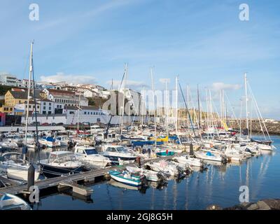 Il porto turistico. Capitale Angra do Heroismo, il centro storico fa parte del patrimonio mondiale dell'UNESCO. Isola di Terceira, Azzorre, Portogallo. (Uso editoriale su Foto Stock