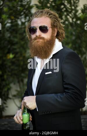 CANNES 2014-05-18 l'attore norvegese Kristofer Hivju è visto durante una sessione fotografica durante il festival del film di Cannes in Francia, 18 maggio 2014. Hivju sta recando nel film Â “Force Majeure” del regista svedese Ruben OstlundÂ, che sta gareggiando nella sezione “un certain regard” durante il festival. Foto Pontus Lundahl / TT / kod 10050 Foto Stock