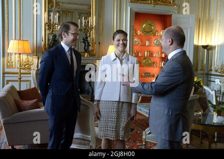 STOCCOLMA 20140520 la Principessa Vittoria e il Principe Daniele sono visti salutare il Sindaco di Amburgo, OLAF Scholz, durante un'udienza al Palazzo reale di Stoccolma, Svezia, 20 maggio 2014. Foto: Janerik Henriksson / TT / Kod 10010 Foto Stock