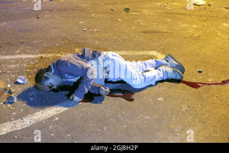 ISTANBUL 2014-05-22 un uomo ferito si trova sul campo, quando i manifestanti si scontrano con la polizia a Istanbul, in Turchia, alla fine di giovedì 22 marzo 2014. Un altro manifestante è stato gravemente ferito durante gli scontri del giorno. La polizia turca di sommosse usa un cannone ad acqua per disperdere i manifestanti durante una protesta contro il governo, a Istanbul, Turchia, il 22 maggio 2014. Un gruppo di manifestanti si è scontrato con la polizia di sommosse turca durante una protesta contro il governo turco che vede responsabile dell'esplosione della miniera di Soma. Secondo quanto riferito, l'AKP del primo ministro Recep Tayyip Erdogan ha respinto una mozione del popolo di centro-sinistra Foto Stock