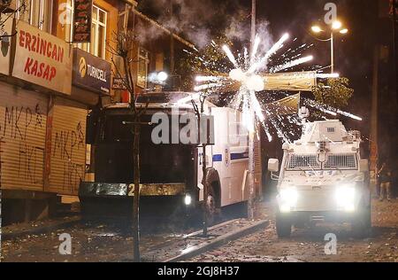 ISTANBUL 2014-05-22 manifestanti spara fuochi d'artificio. La polizia turca di sommosse usa un cannone ad acqua per disperdere i manifestanti durante una protesta contro il governo, a Istanbul, Turchia, il 22 maggio 2014. Un gruppo di manifestanti si è scontrato con la polizia di sommosse turca durante una protesta contro il governo turco che vede responsabile dell'esplosione della miniera di Soma. Secondo quanto riferito, l'AKP del primo ministro Recep Tayyip Erdogan ha respinto in aprile una mozione del Partito popolare Repubblicano (CHP) di centro-sinistra per rivedere la sicurezza nella miniera di Soma. La peggiore catastrofe mineraria della storia del paese ha lasciato almeno 301 lavoratori morti. Foto di Foto Stock